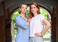 Caroline Hanke (l) und Lena Dörrie als «Mordsschwestern entschieden den Fernsehabend am Freitag für sich.
