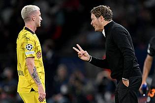Dortmunds Trainer Edin Terzic gibt Marco Reus taktische Anweisungen.